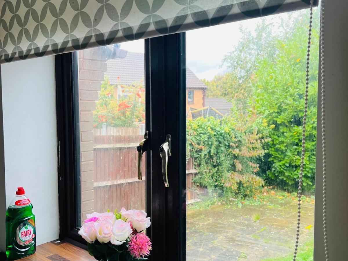 Clove, 3-4 Bed House With Garden, Free Parking, Sleeps 9 In Grays & Chafford Hundred Stifford Exterior photo
