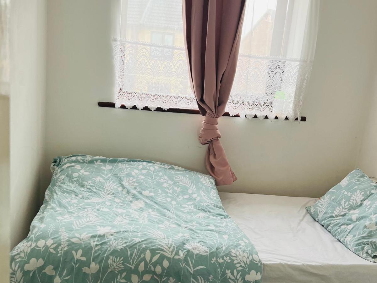 Clove, 3-4 Bed House With Garden, Free Parking, Sleeps 9 In Grays & Chafford Hundred Stifford Exterior photo