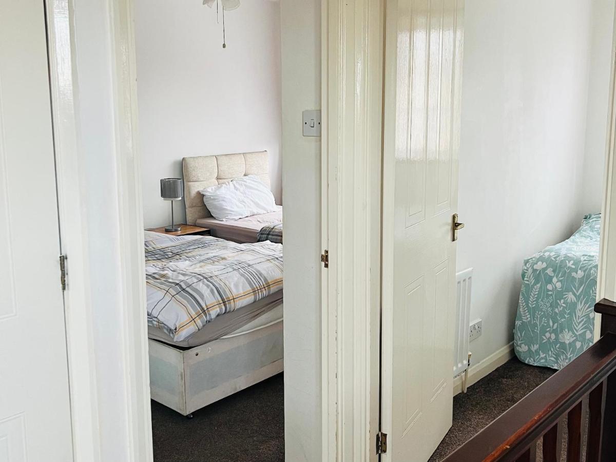 Clove, 3-4 Bed House With Garden, Free Parking, Sleeps 9 In Grays & Chafford Hundred Stifford Exterior photo