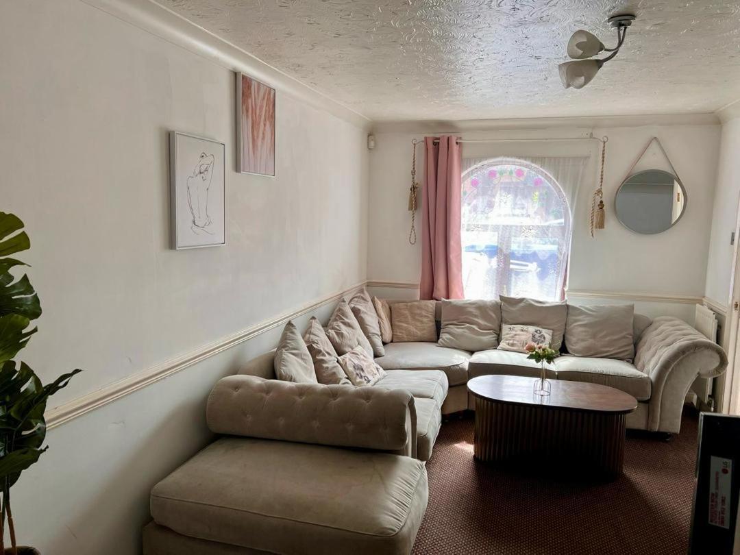 Clove, 3-4 Bed House With Garden, Free Parking, Sleeps 9 In Grays & Chafford Hundred Stifford Exterior photo