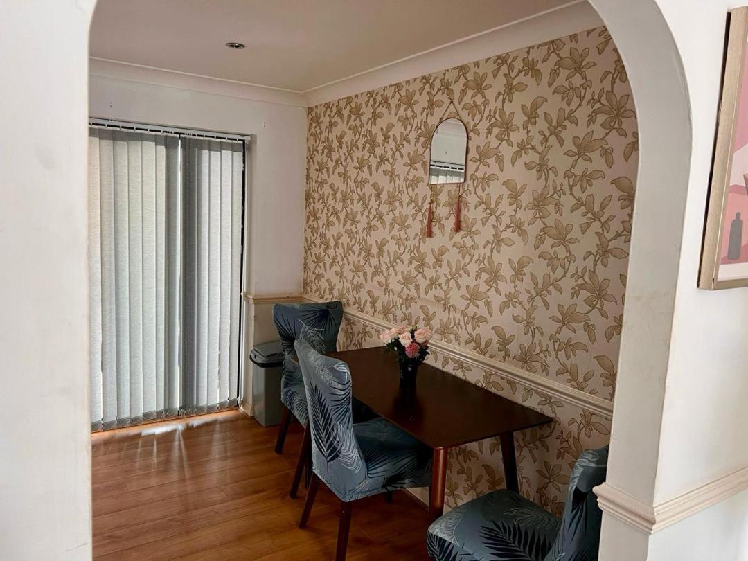 Clove, 3-4 Bed House With Garden, Free Parking, Sleeps 9 In Grays & Chafford Hundred Stifford Exterior photo
