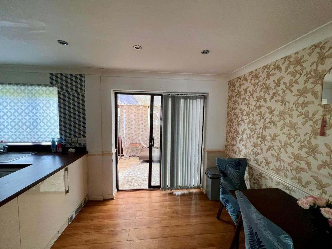 Clove, 3-4 Bed House With Garden, Free Parking, Sleeps 9 In Grays & Chafford Hundred Stifford Exterior photo