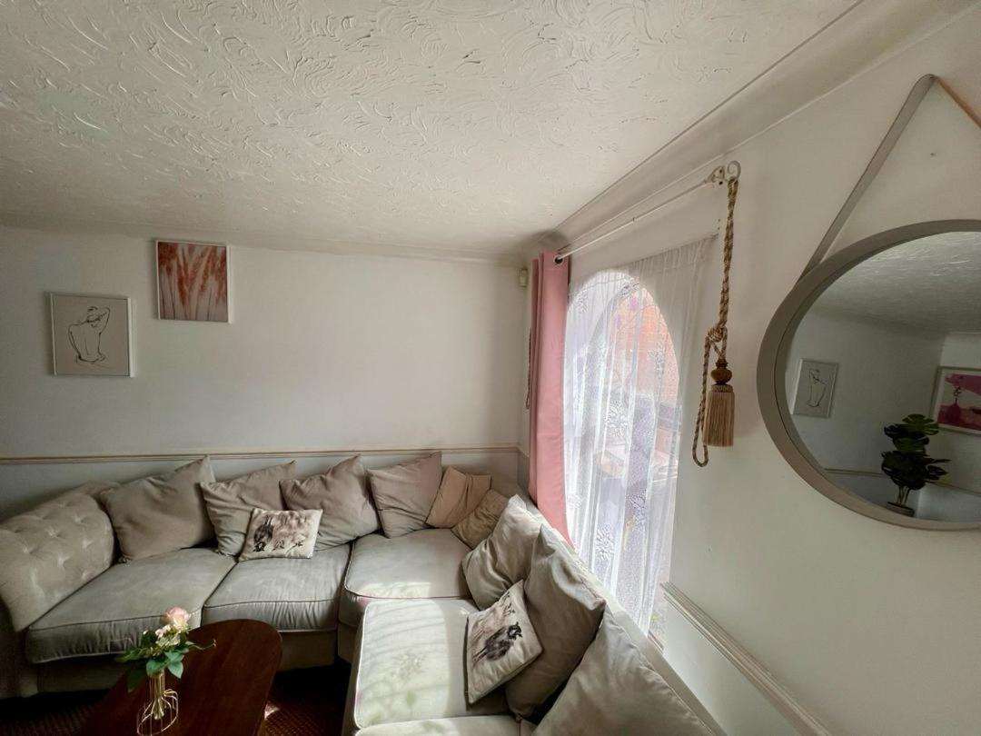 Clove, 3-4 Bed House With Garden, Free Parking, Sleeps 9 In Grays & Chafford Hundred Stifford Exterior photo