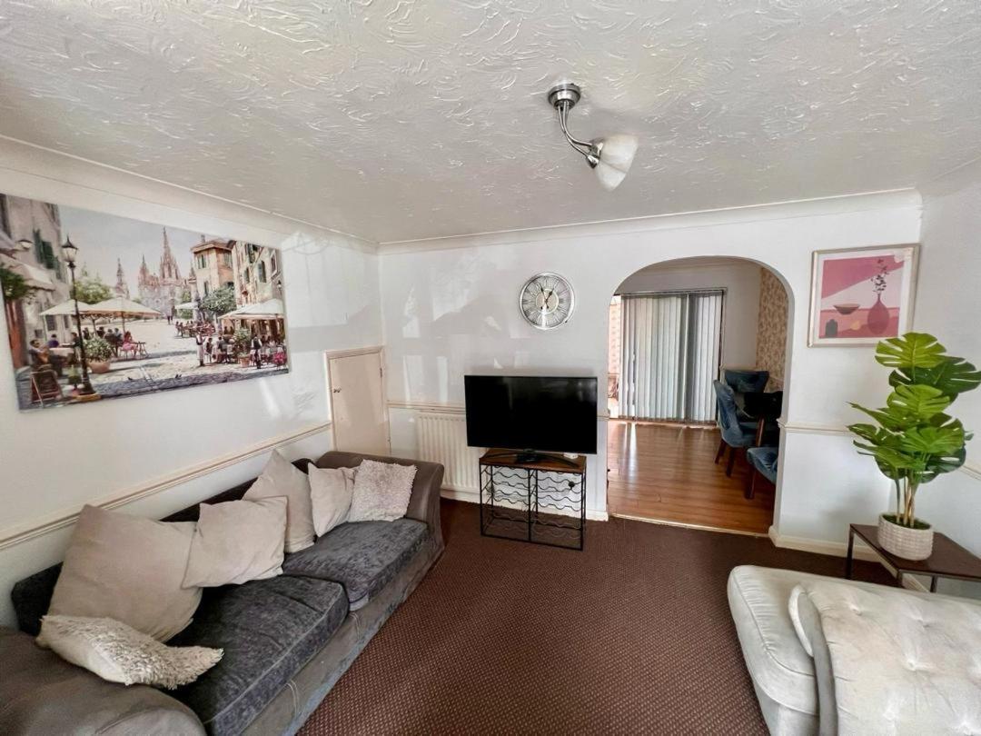 Clove, 3-4 Bed House With Garden, Free Parking, Sleeps 9 In Grays & Chafford Hundred Stifford Exterior photo