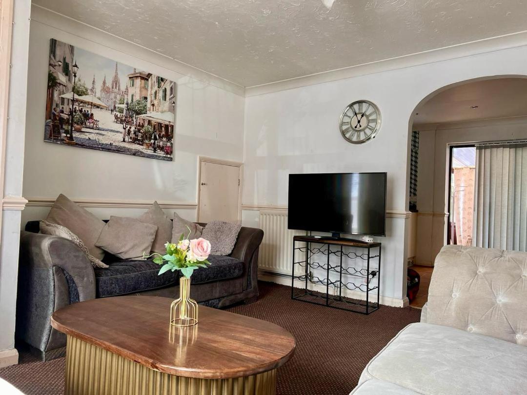 Clove, 3-4 Bed House With Garden, Free Parking, Sleeps 9 In Grays & Chafford Hundred Stifford Exterior photo
