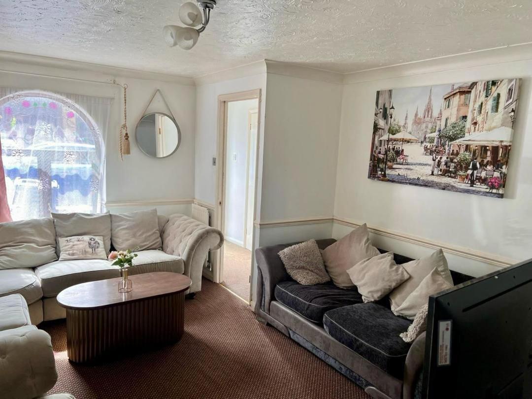 Clove, 3-4 Bed House With Garden, Free Parking, Sleeps 9 In Grays & Chafford Hundred Stifford Exterior photo