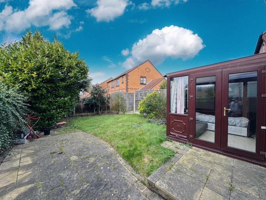 Clove, 3-4 Bed House With Garden, Free Parking, Sleeps 9 In Grays & Chafford Hundred Stifford Exterior photo
