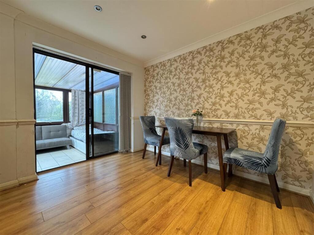 Clove, 3-4 Bed House With Garden, Free Parking, Sleeps 9 In Grays & Chafford Hundred Stifford Exterior photo
