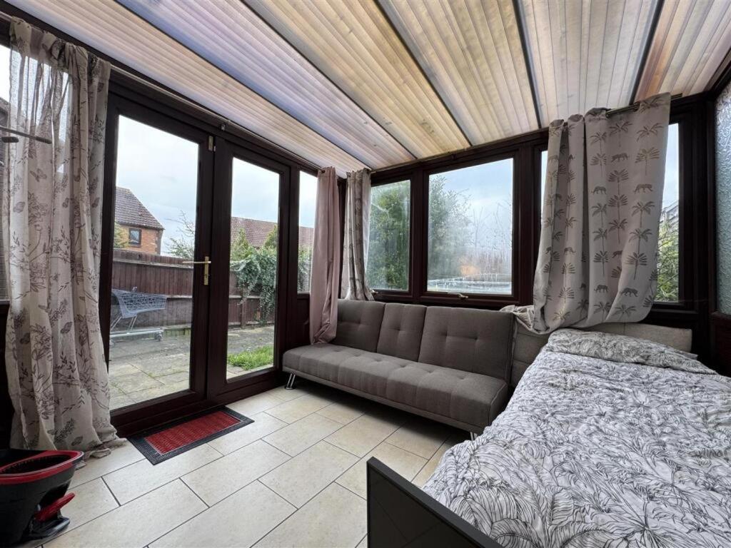 Clove, 3-4 Bed House With Garden, Free Parking, Sleeps 9 In Grays & Chafford Hundred Stifford Exterior photo