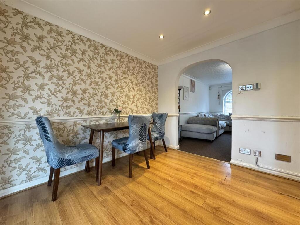 Clove, 3-4 Bed House With Garden, Free Parking, Sleeps 9 In Grays & Chafford Hundred Stifford Exterior photo