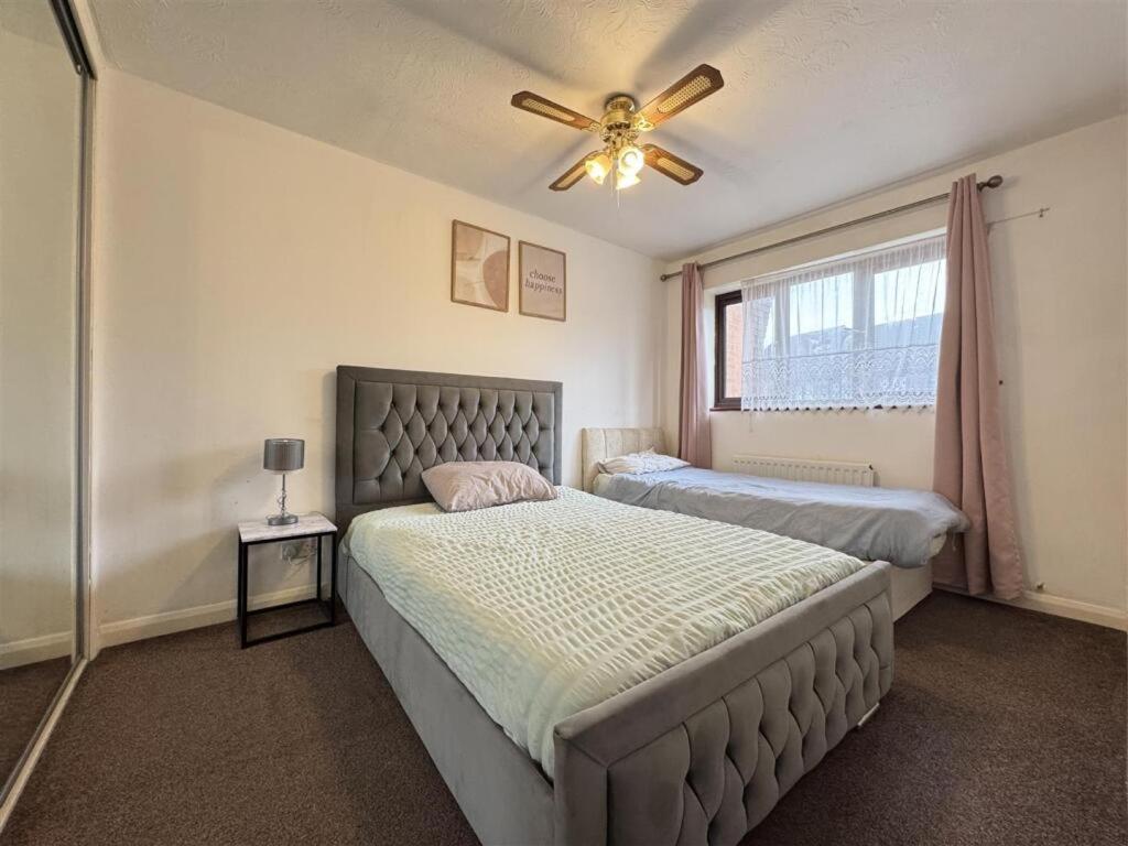 Clove, 3-4 Bed House With Garden, Free Parking, Sleeps 9 In Grays & Chafford Hundred Stifford Exterior photo
