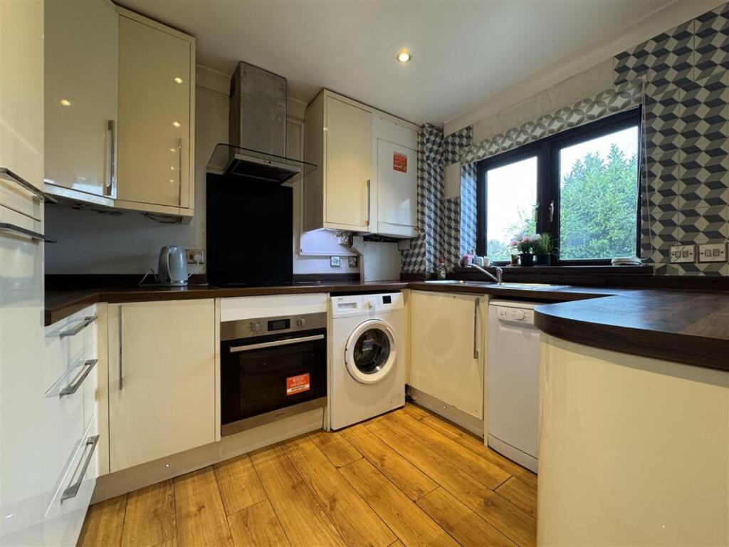 Clove, 3-4 Bed House With Garden, Free Parking, Sleeps 9 In Grays & Chafford Hundred Stifford Exterior photo