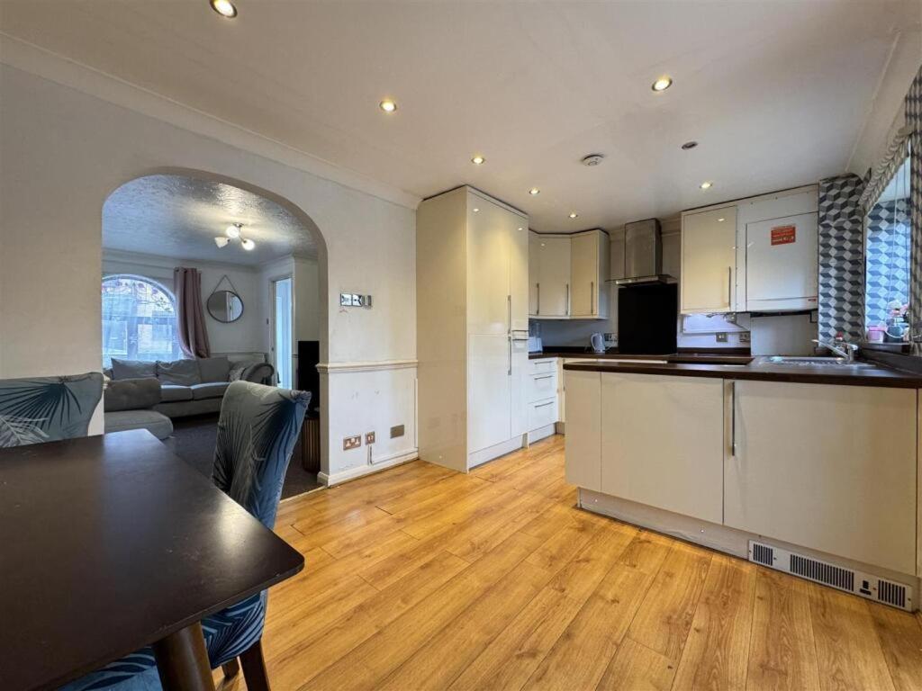 Clove, 3-4 Bed House With Garden, Free Parking, Sleeps 9 In Grays & Chafford Hundred Stifford Exterior photo